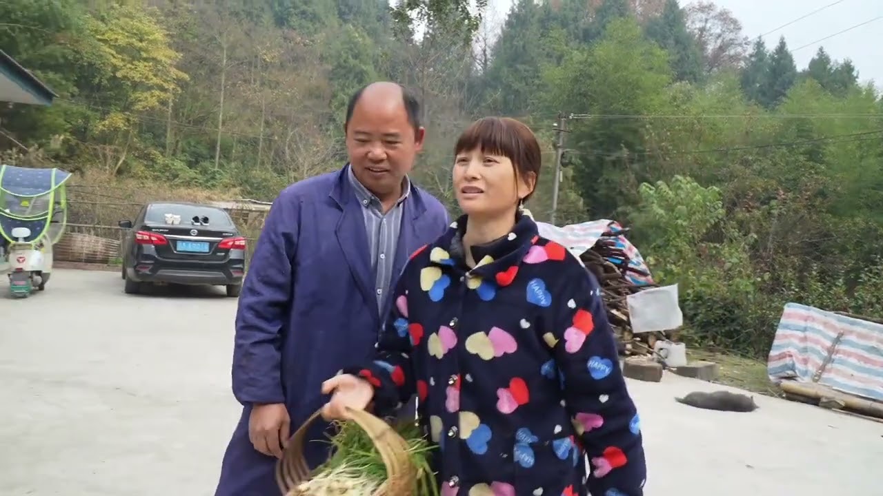 阿英扯野葱子煎粑粑，这个味道范老幺能吃好几个，两面金黄真诱人 #我的乡村生活 #农村美食记录生活 #儿时味道 #地方美食 #野葱子粑粑