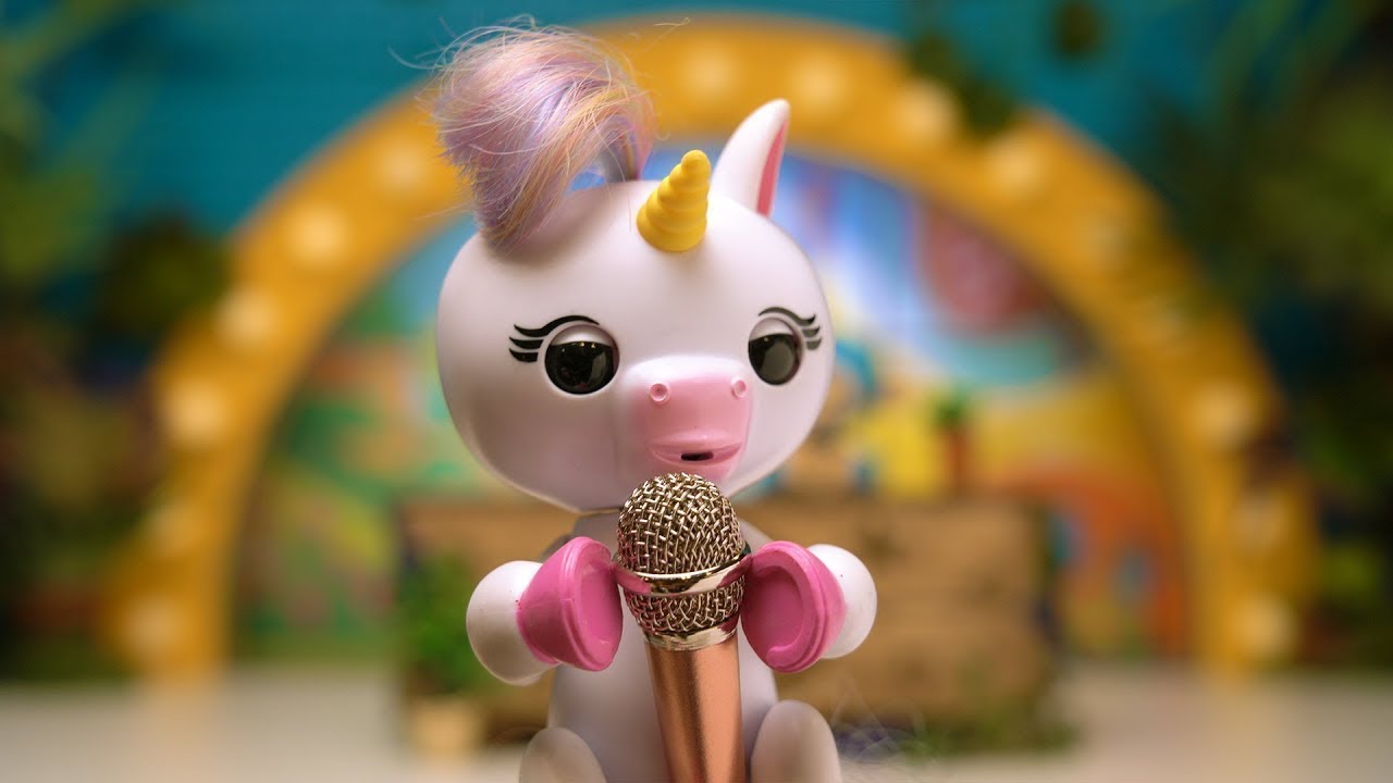 The Fingerlings Show | Marge The Sloth and Boris tell very funny jokes at Comedy Night