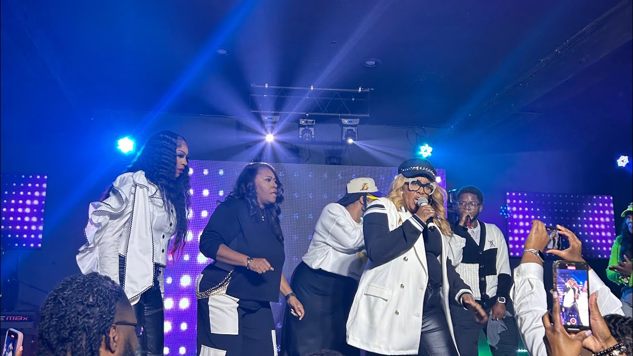 Mic Toss at N'dia Jones' Debut Concert