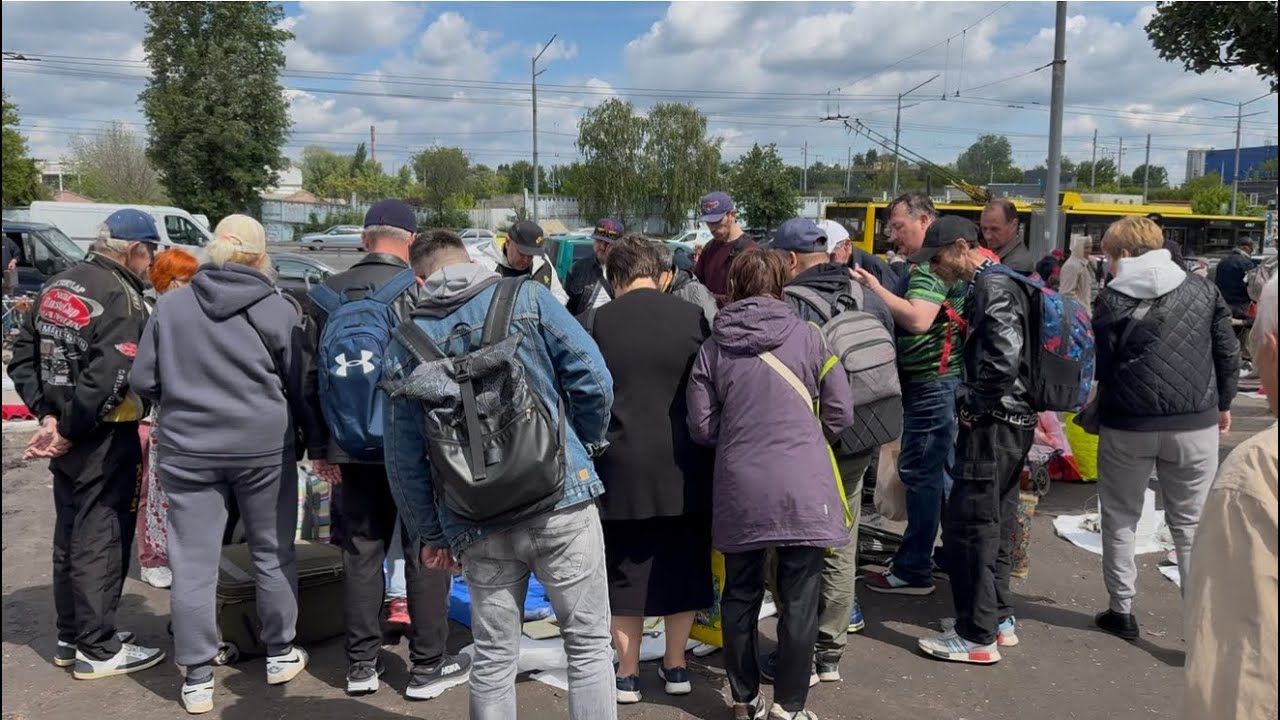 ПОЧАЙНА КИПИТЬ: НОВІ ПРОДАВЦІ, РІДКІСНИЙ ПОСУД І ШАЛЕНИЙ АЖІОТАЖ.