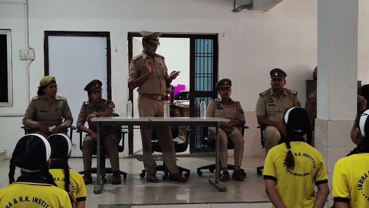 Indra school 🏫 Achhnera police ne Ipc rules ke bare m students ko jankari dekar jagruk kiya