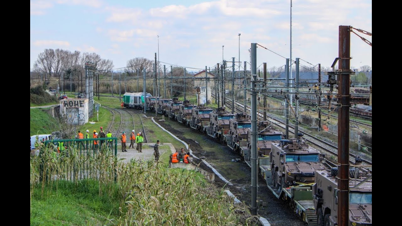 BB26000, train militaire et déchargement des engins.