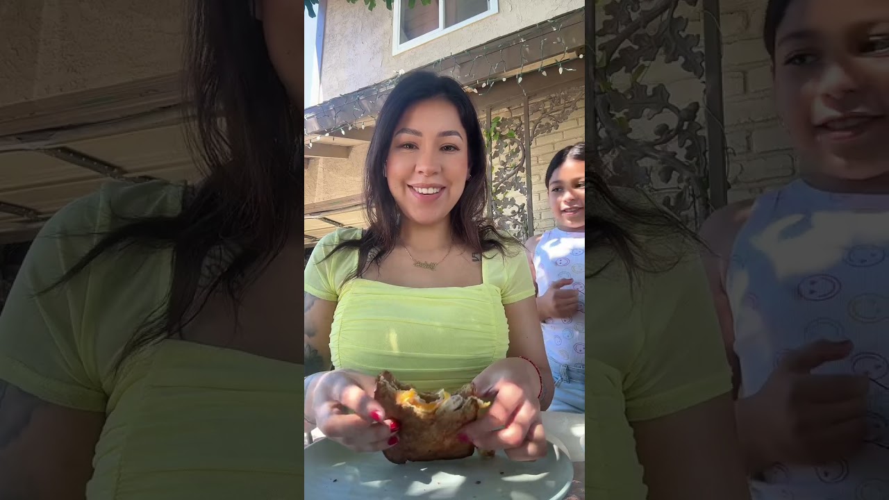 Eat a breakfast sandwich with me 🥪🥚🍳#eatwithvaleria#breakfastsandwich#eggs 