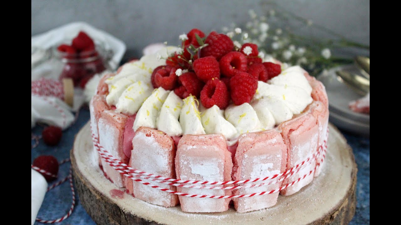 Charlotte aux framboises et biscuits roses