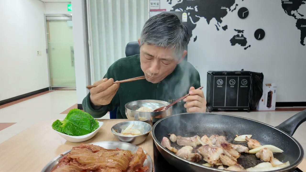 Жарить мясо с передней ноги и есть его с выдержанным кимчи из сельской местности — это просто фан...