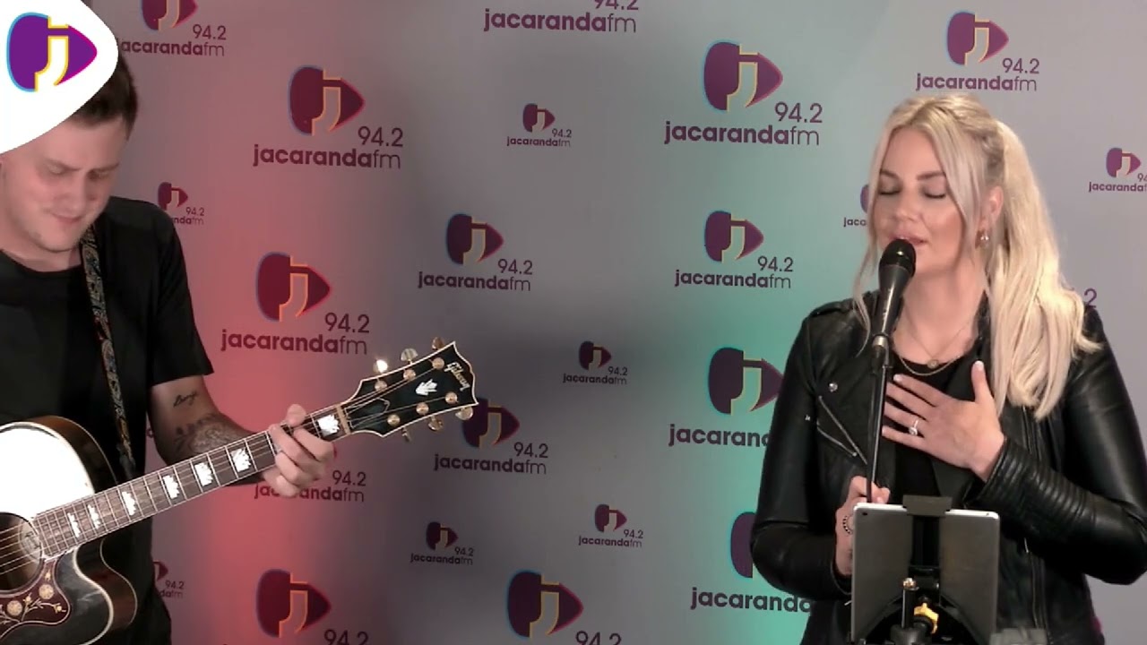 Demi Lee Moore sing Theuns Jordaan se 'By Jou' op Friday Live