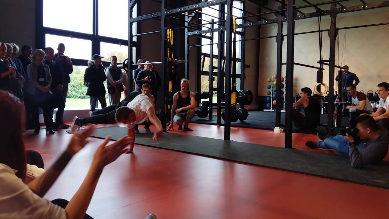 Gatvės gimnastų pasirodymas Kauno kolegijoje 2016