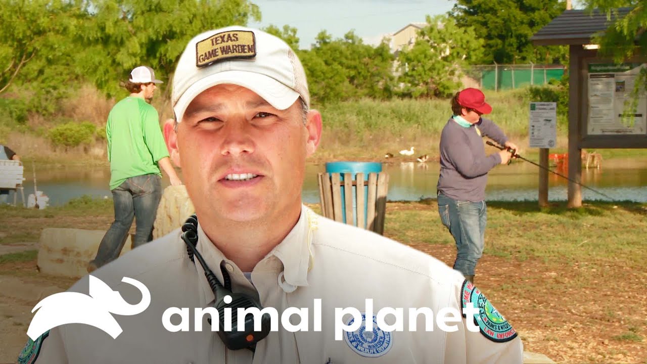 J&oacute;venes pescadores intentan enga&ntilde;ar a guardi&aacute;n | Guardianes de Texas | Animal Planet