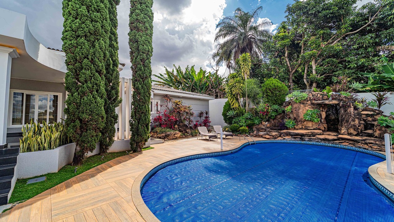 Casa de Alto Padrão com 2.091 m² de Lote, Piscina Aquecida, Quadra de Tênis e Porteira Fechada.