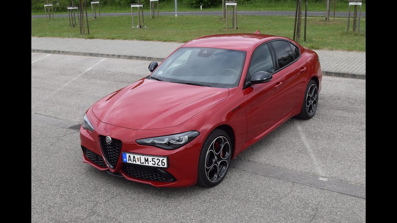 Alfa Romeo Giulia Q4 (2023) teszt / Elcsavarja a fejed és megszorítja a szíved!