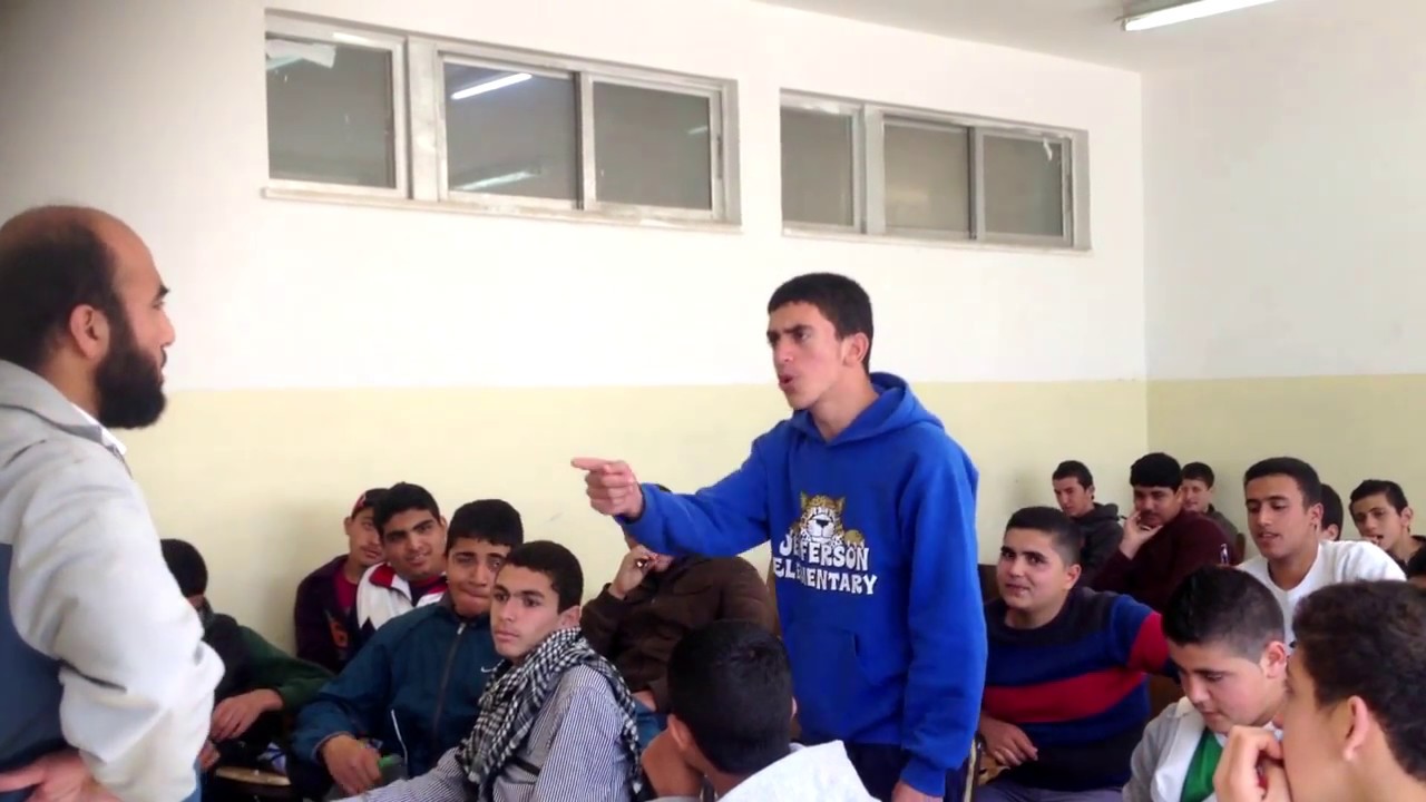 طالب يقول قصيدة تجعل المدرس يقبل  رأسه