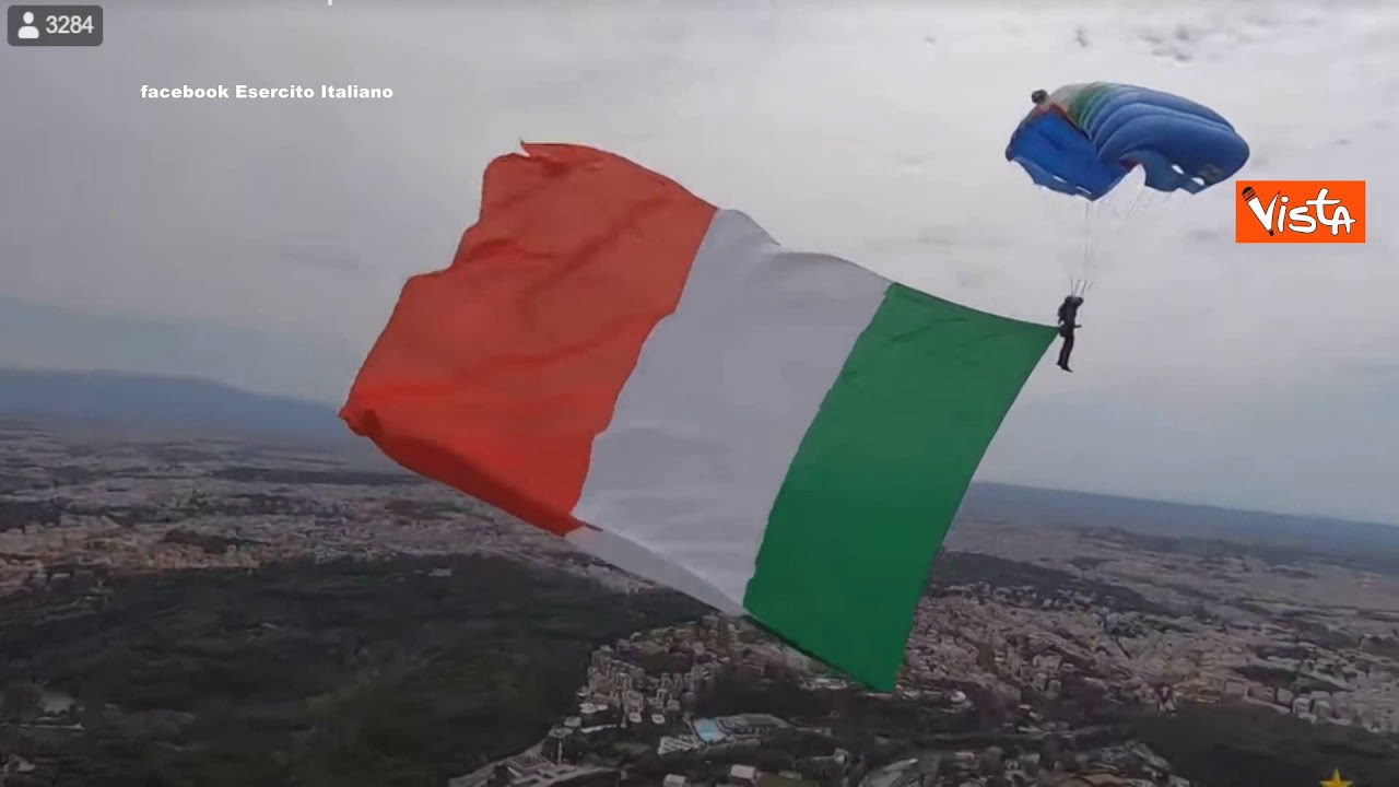I paracadutisti dell’Esercito solcano il cielo con un mega tricolore