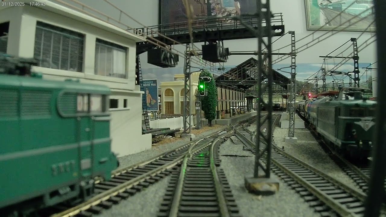 AMBIANCE DE GARE AVANT LE DEPART. UNE 25200 TERMINE SA PC.