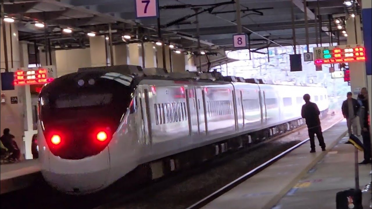 432次樹林發車開往新左營的EMU3000型十二輛編組EMU3002皮蛋豆腐騰雲號紅色帶新城際自強號列車，和1227A次七堵發車迴送開往基隆的銀綠色微笑號EMU900型十輛一編組EMU918區間車