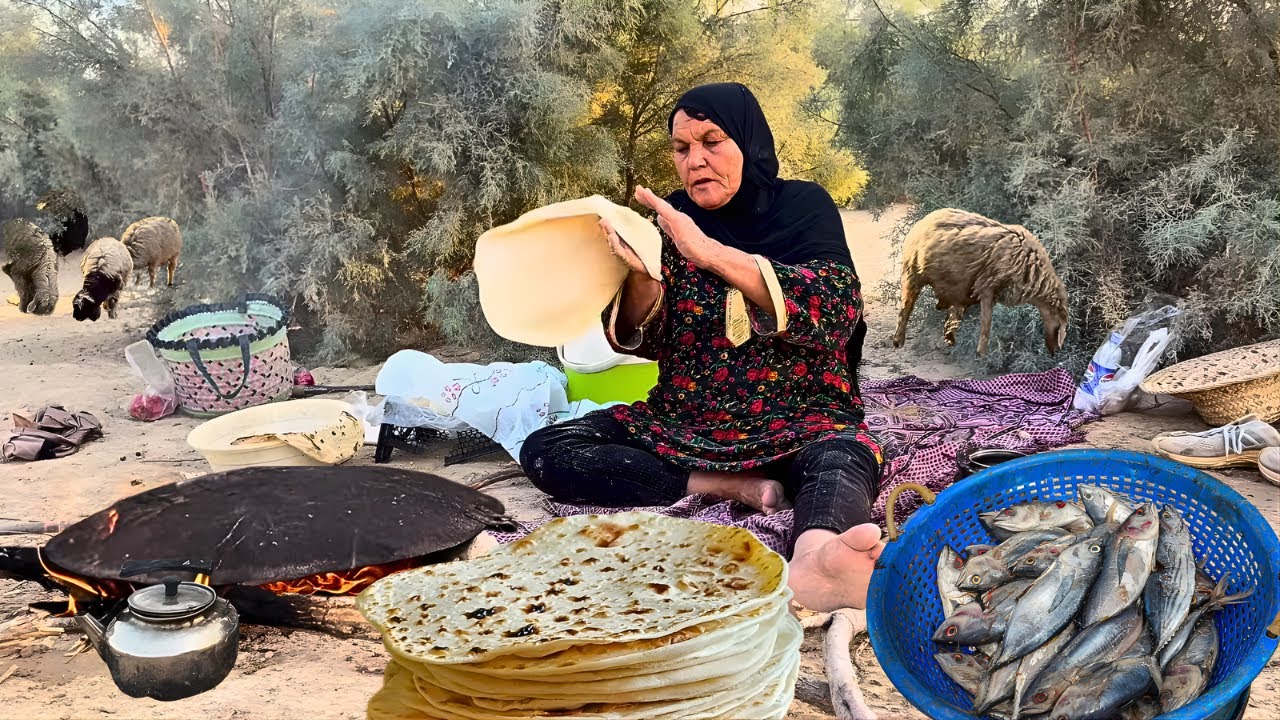 قصة الجدة في القرية جنوب إیران : تشوي السمك بجانب الشط وتخبز الخبز الصاجي على نار الحطب 🐟🔥🍞