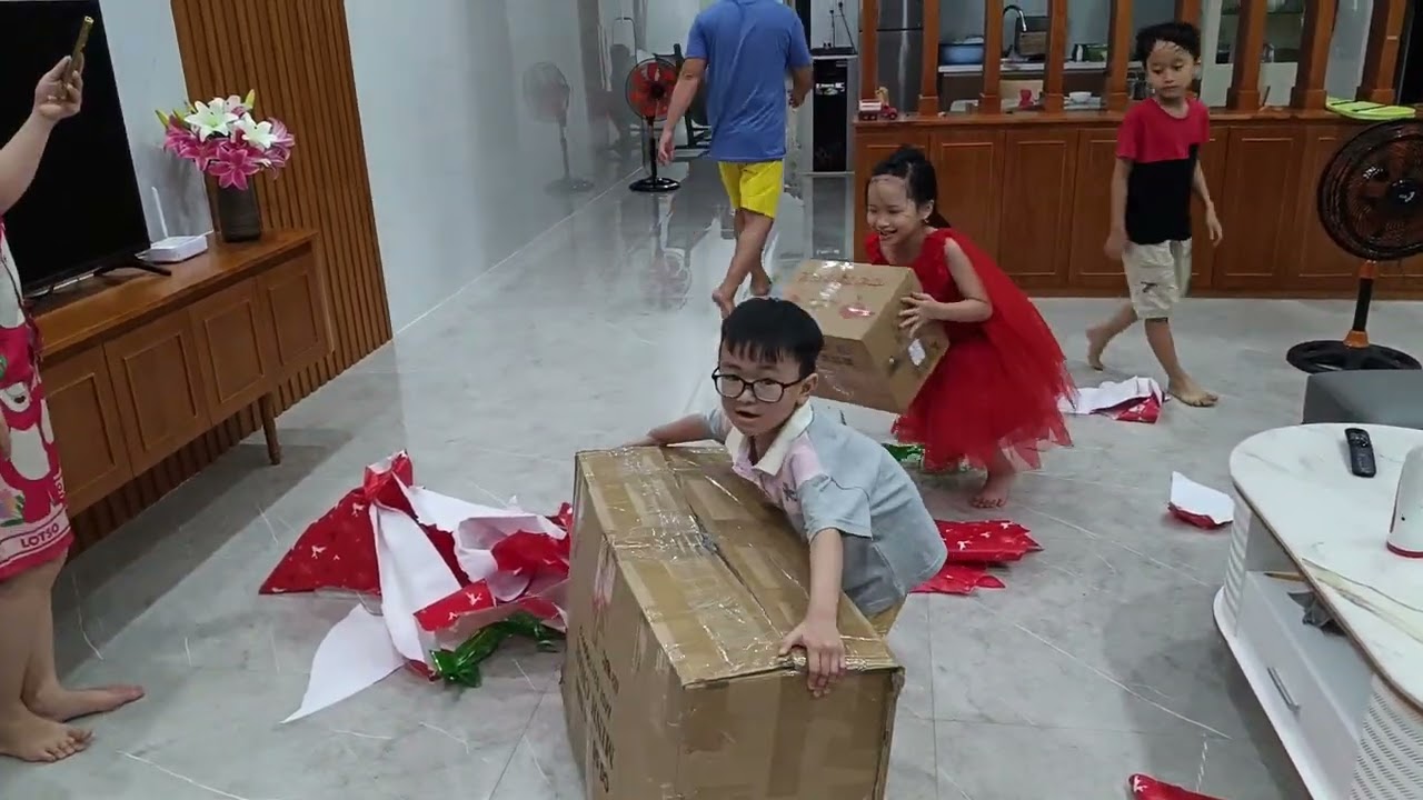 Ông già noel tặng quà cho shin trong đêm giáng sinh 2025