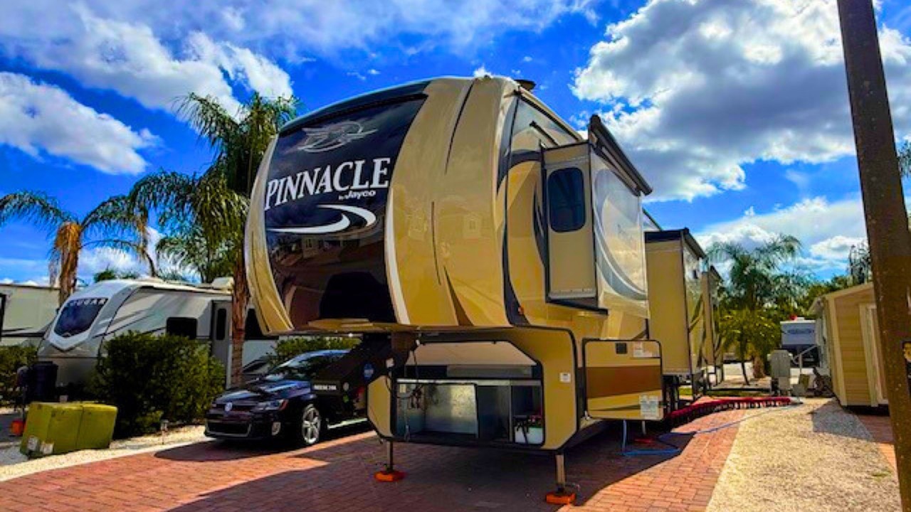 Жизнь во Флориде менее чем за 500 долларов (Зефирхиллс, Флорида)!