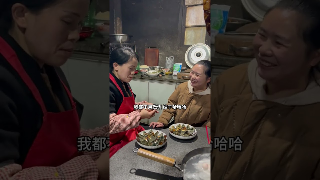 过年啦，我跟清植还有孩子们负责把春联和灯笼布置好，大哥和大嫂做年夜饭，只要大哥在家我们就不要做饭，太幸福了，日子不求大富大贵，平平淡淡就好，只要一家人整整齐齐的在一起，听着鞭炮声吃着团圆饭，原来幸福