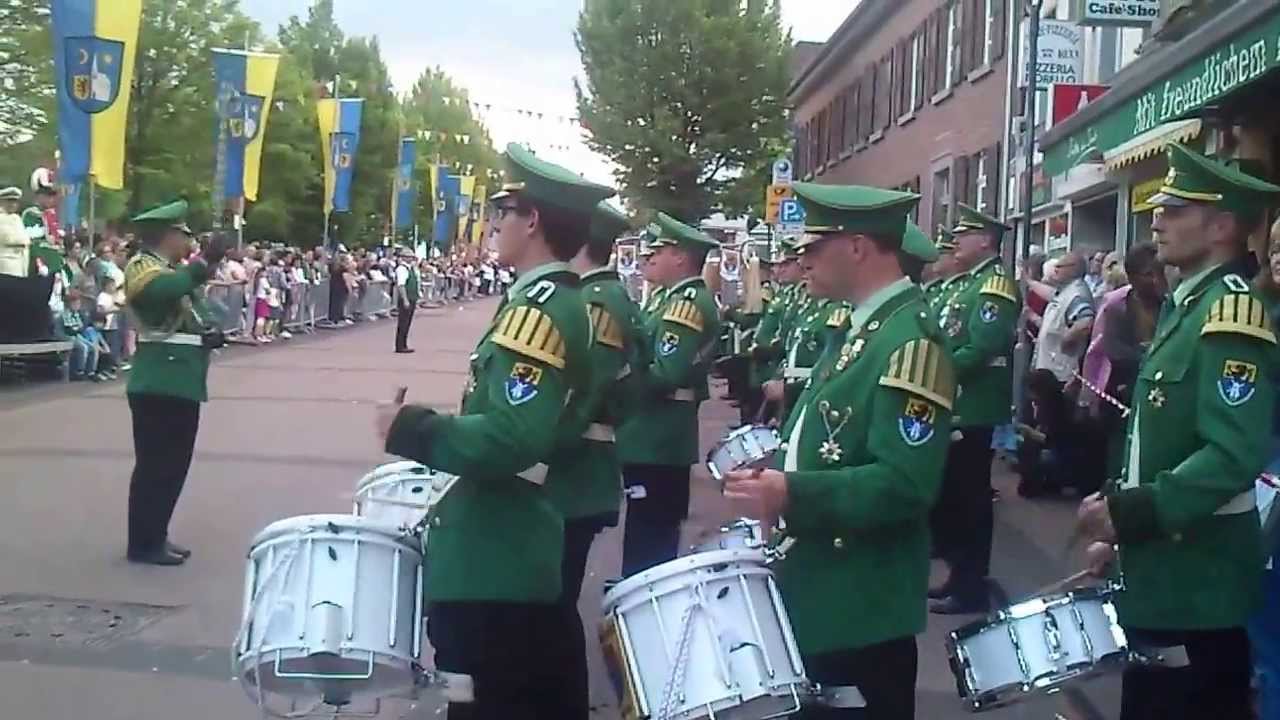 Parade BTK Königshoven und Jägerkapelle Hochneukirch Schützenfest Jüchen 2013 Dienstag