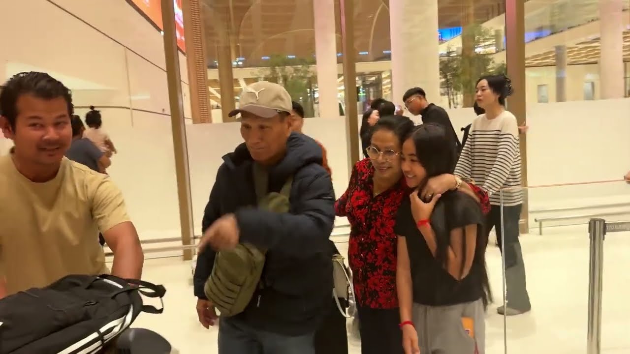 នាំចៅច្រិចមកចាំទទួលលោកពូសមសឹងអ្នកមីងលាបទូចនៅព្រលានយន្តហោះថ្មី