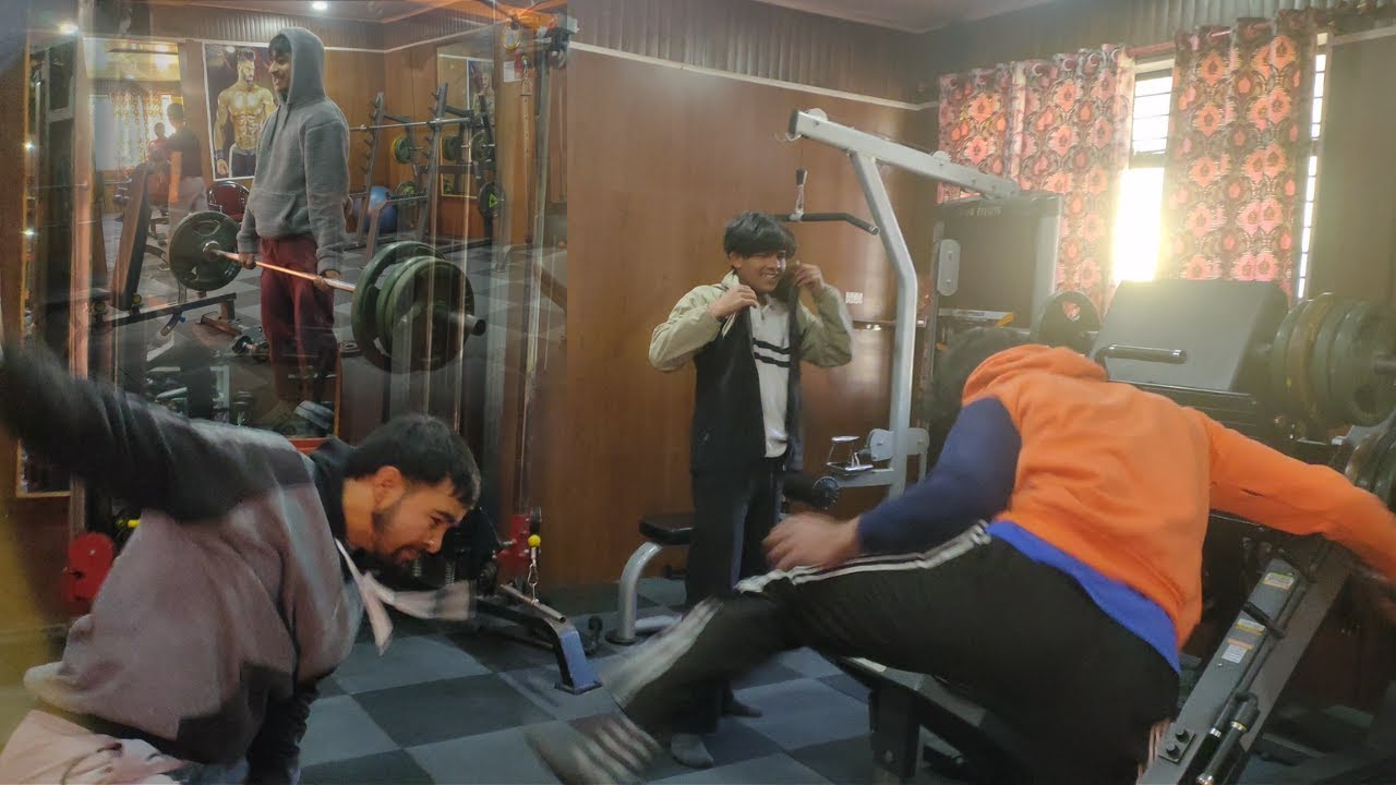 Gym Gaye The Workout Karne 💪… Dance Karke Aa Gaye 🕺😂