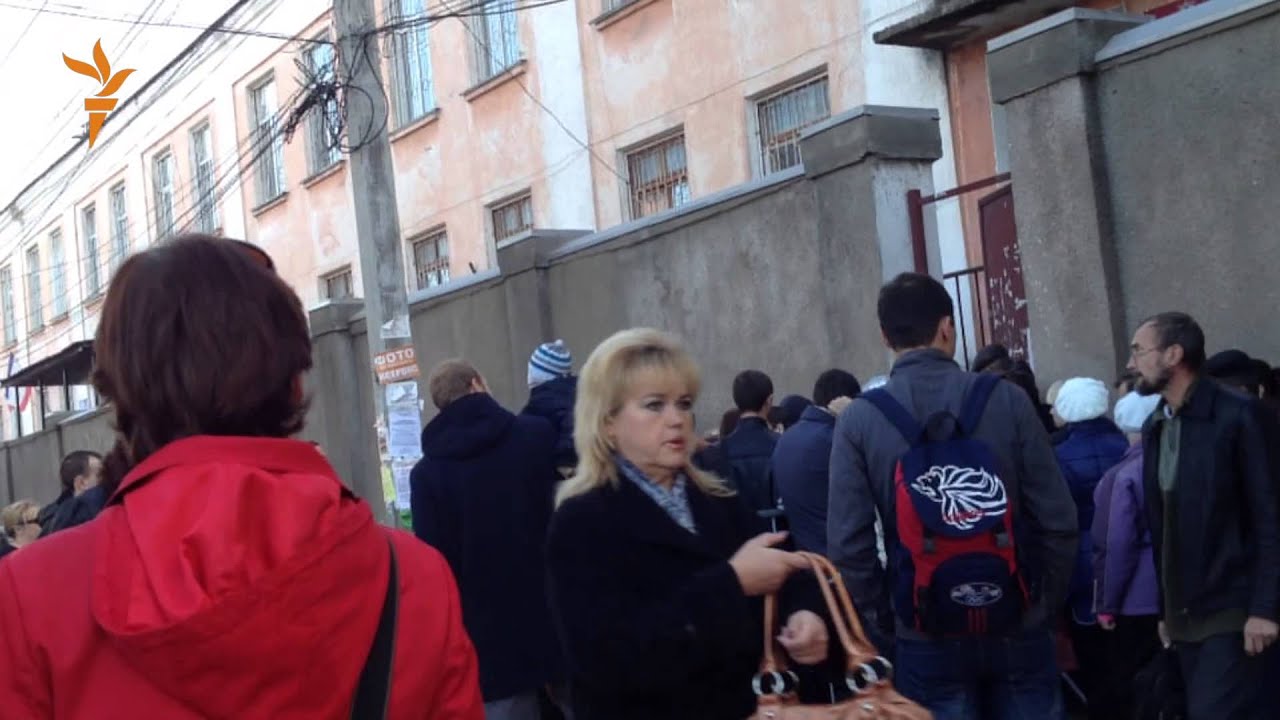 Жители Крыма обивают пороги ФМС