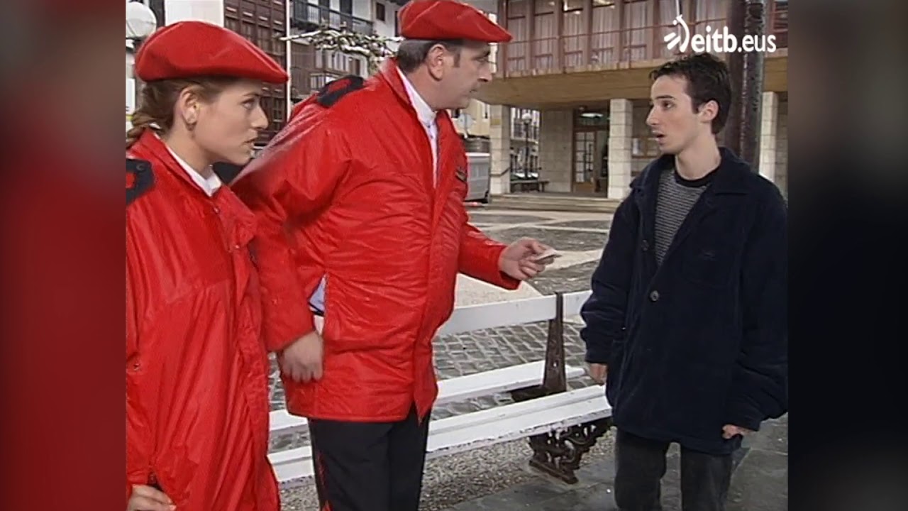 Agustin eta Nekane ertzainak botelloiaren aurka lanean (GOENKALE 6, 2000)