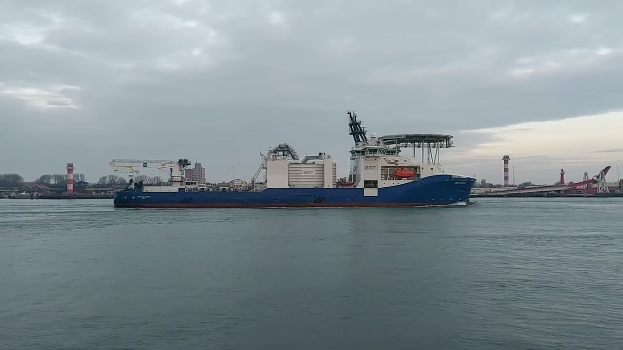Bijzonder schip. NKT VICTORIA is een kabellegger. Hier op de Nieuwe Waterweg. 21-12-2025