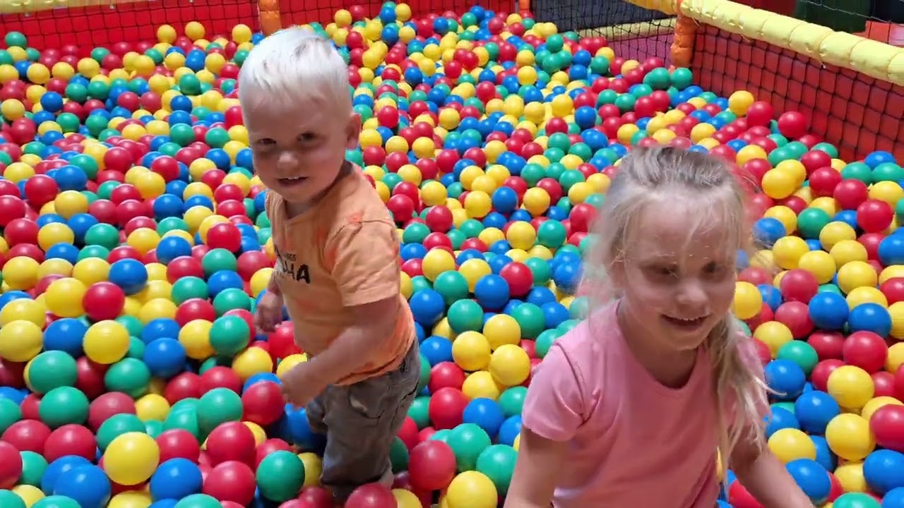 Glijden van de rollerbaan bij funzone avontura Indoor playground