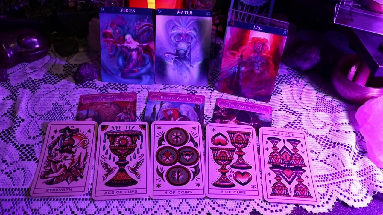 ♓️ PISCES 😏♥️👌 Who is secretly falling in LOVE with you?🔮 | Um, OMG Tarot