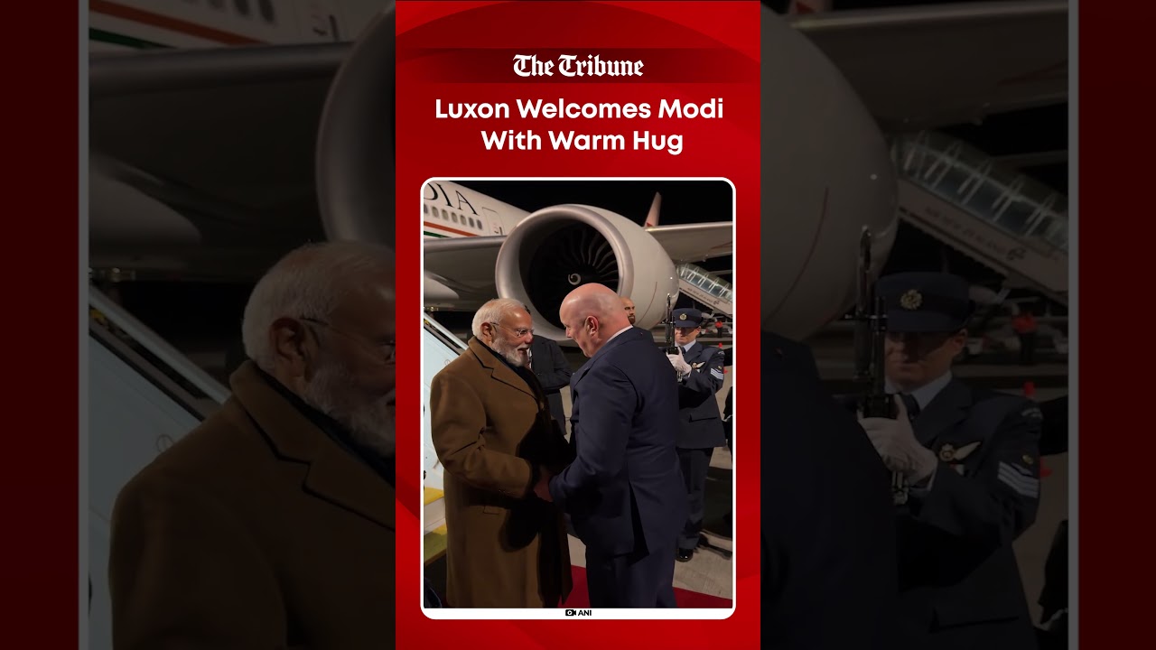 Watch! New Zealand PM Christopher Luxon Hugs PM Modi on Arrival in Auckland