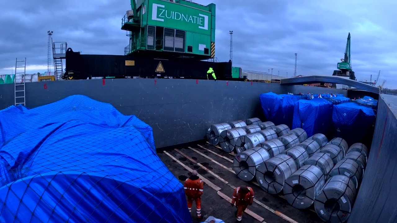 Constructie en rollen staal laden in Antwerpen.