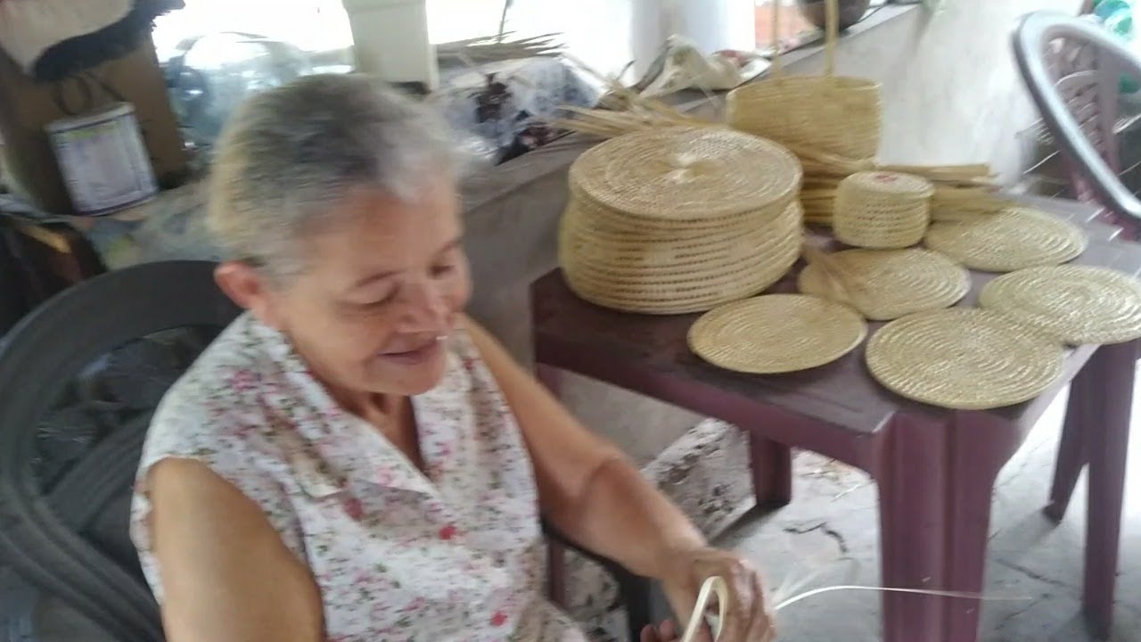 MINHA MÃE É UMA GRANDE ARTESÃ/VEJA ARTESANATO FEITO DA PALHA DO TUCUM
