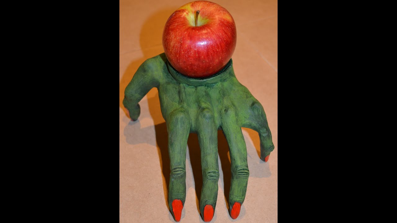 Mano de la bruja de Blancanieves con pasta para modelar