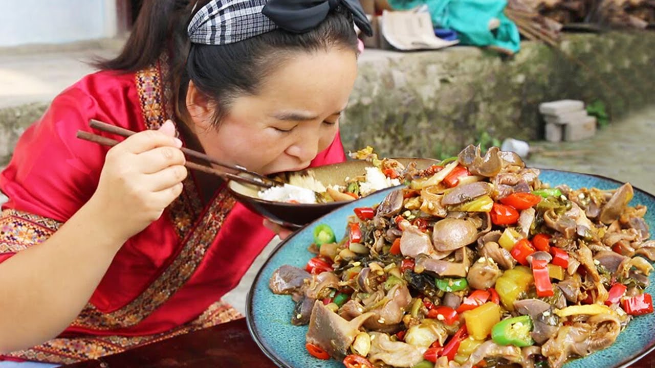 Сестра Мяо приготовила блюдо из квашеной капусты и жареных субпродуктов, что было очень вкусно!