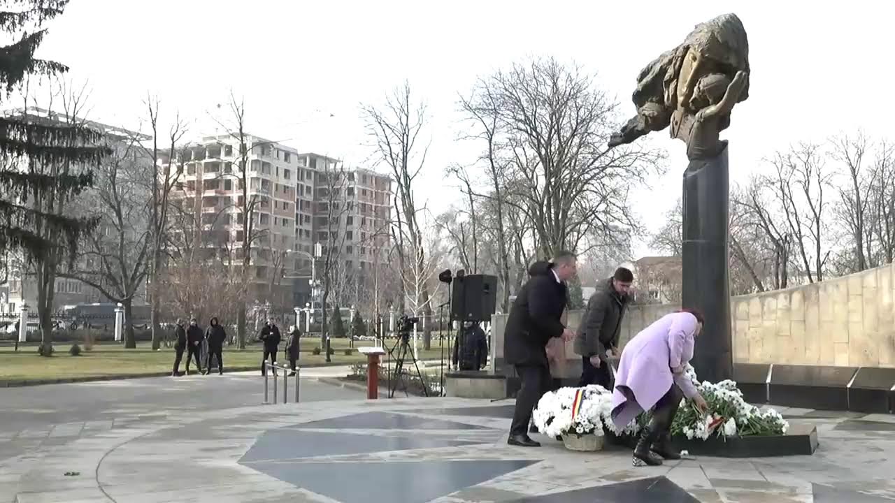Conducerea Primăriei Chișinău depune flori la Monumentul „Maica Îndurerată”