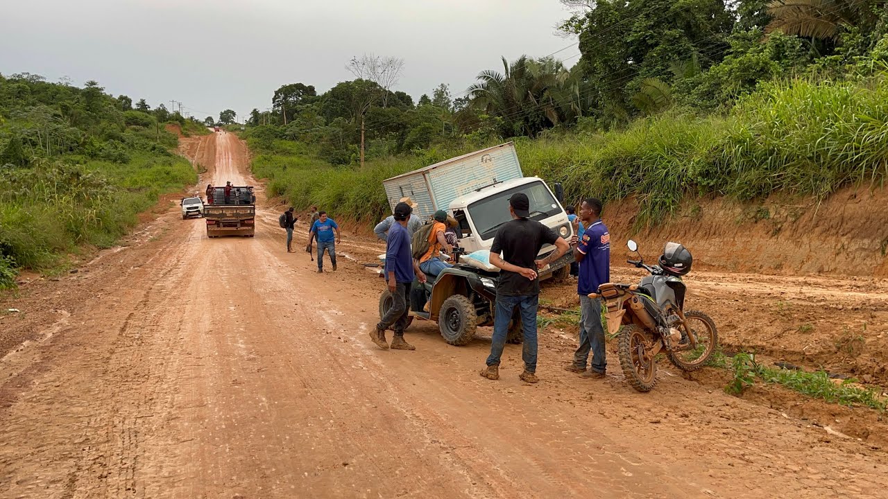 Caminhão de mercadoria cai em vala na transamazônica 