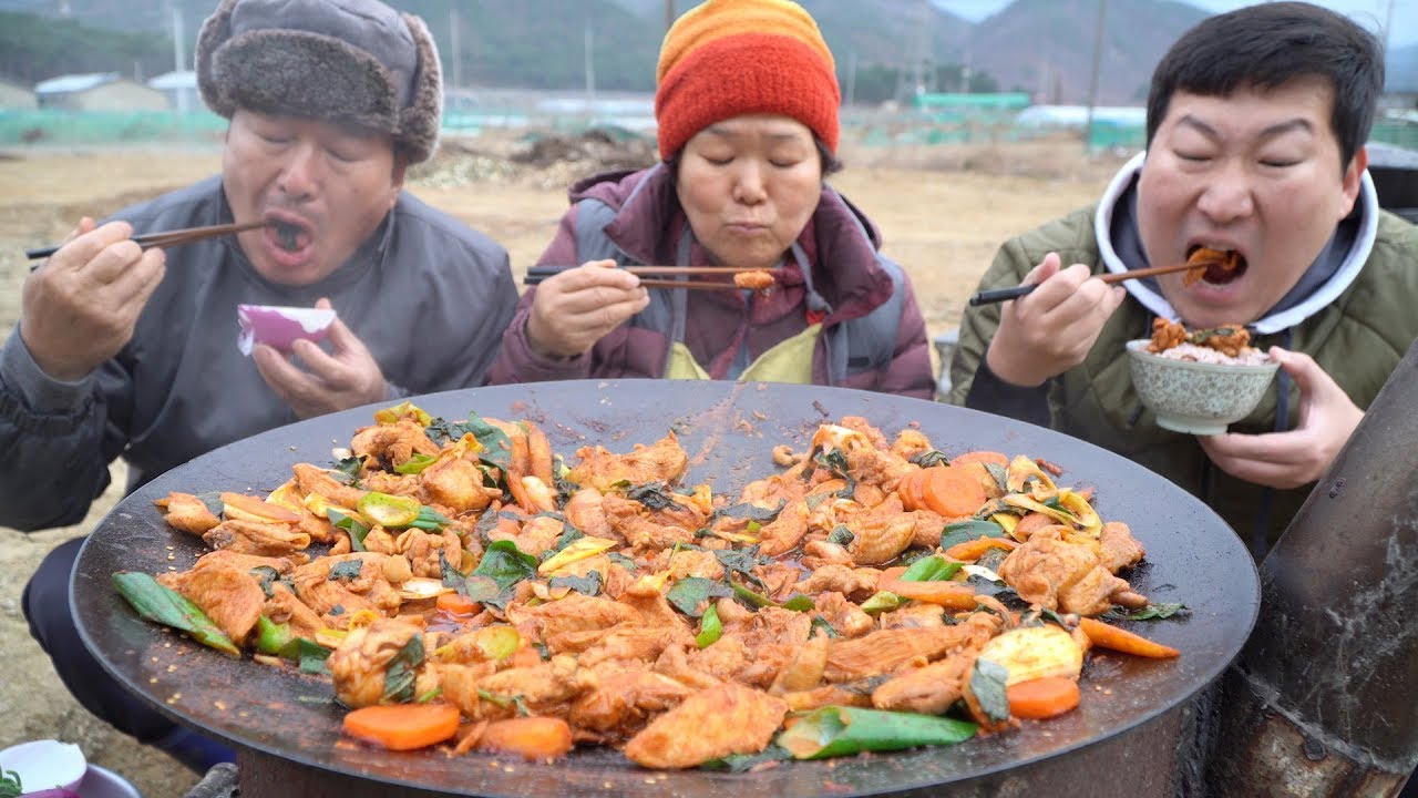 양념한 닭을 물에 졸여 맛있게 요리한 [[닭조림(Boiled Chicken)]] 요리&먹방!! - Mukbang eating show