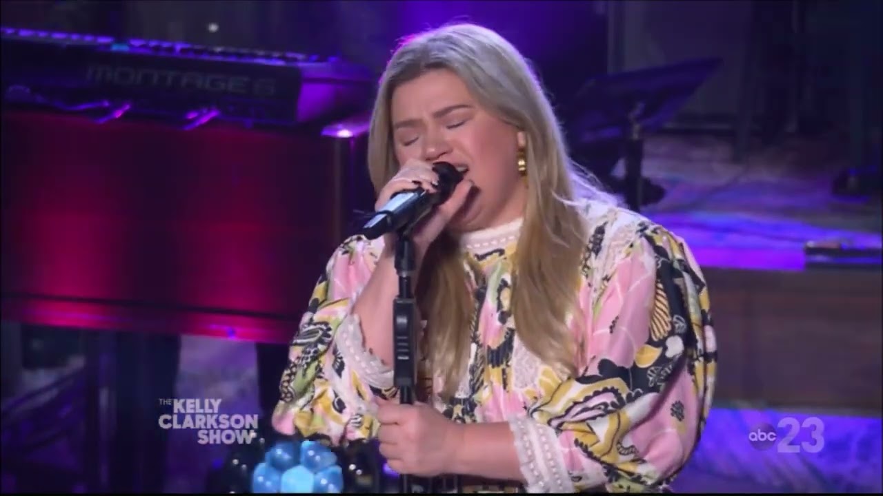 Kelly Clarkson Sings 