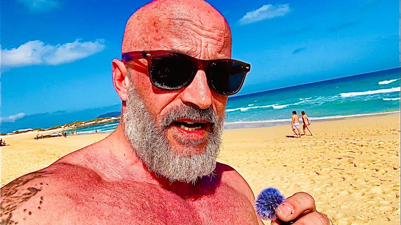 Fuerteventura  to pustynny krajobraz z górami i wulkanami i plażami  nad oceanem 