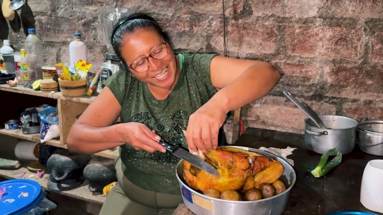 Cocine un pollo gigante con papas en el horno que me regalaron mis hijos