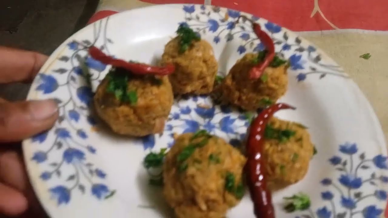 গ্রামীণ মাটির চুলায় সামুদ্রিক চিংড়ি মাছের ভর্তা।