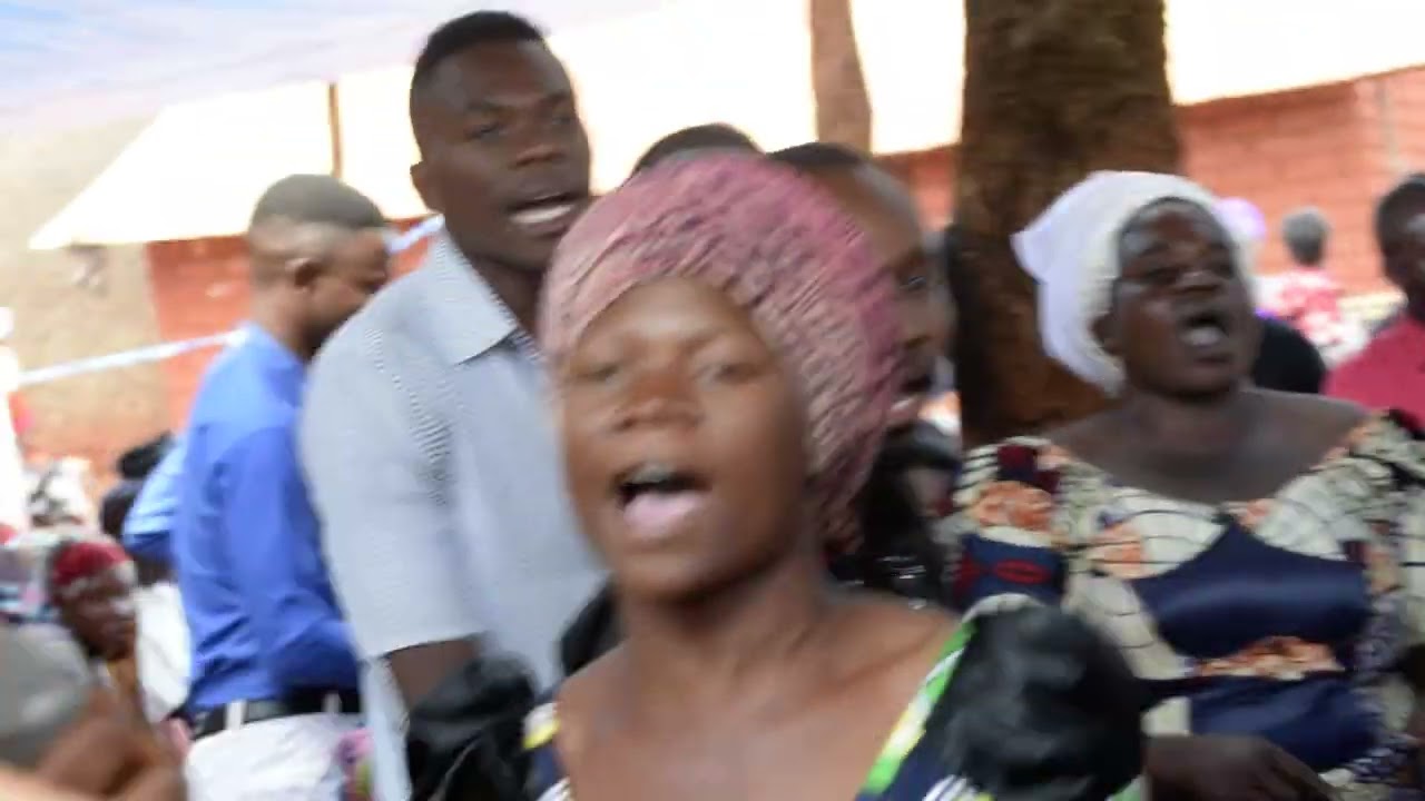 Filadelfia choir wimbo wa 3 kwenye mkutano wa pentecôte pa UMOJA section.subscribe, like na comment.
