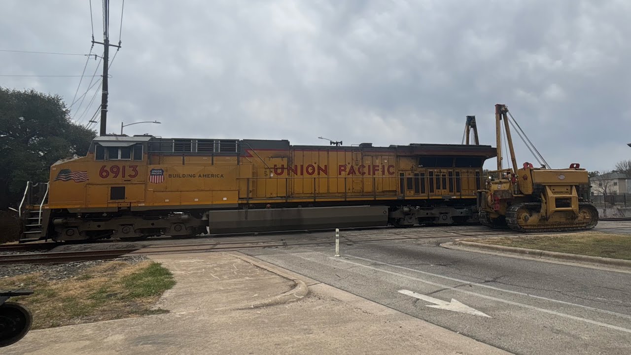 Hulcher services replaces a traction motor on Union Pacific 6913