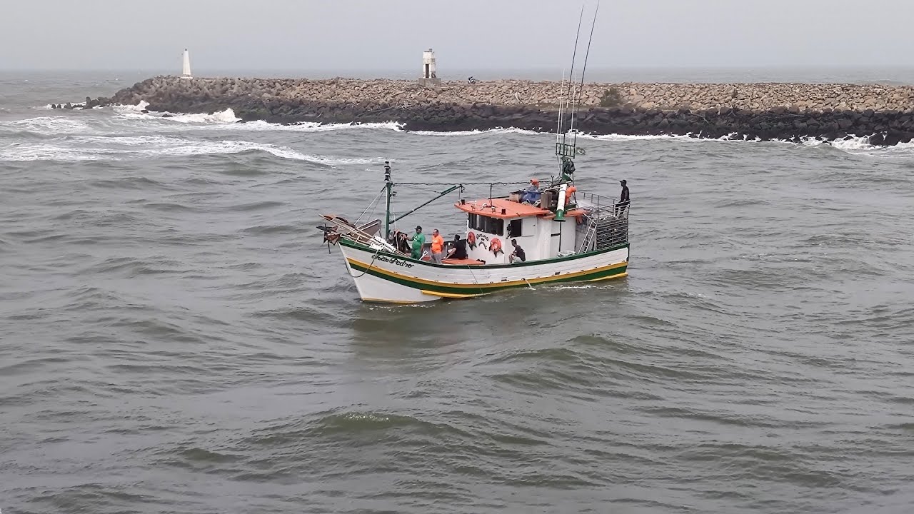 Laguna, SC, 23-09-24, Embarcação João Pedro, saindo da Barra em direção o Mar. #barco #boat #laguna
