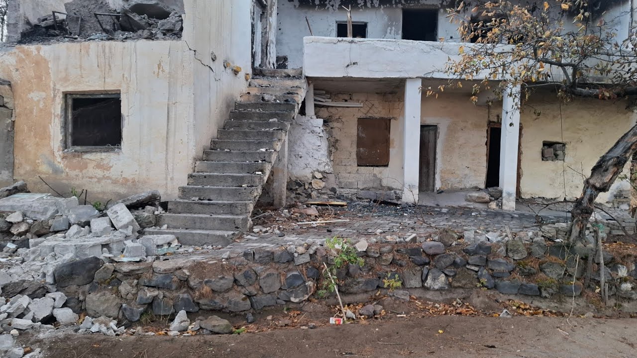 Ekskavat&ouml;r ile eski ev yıkımı 