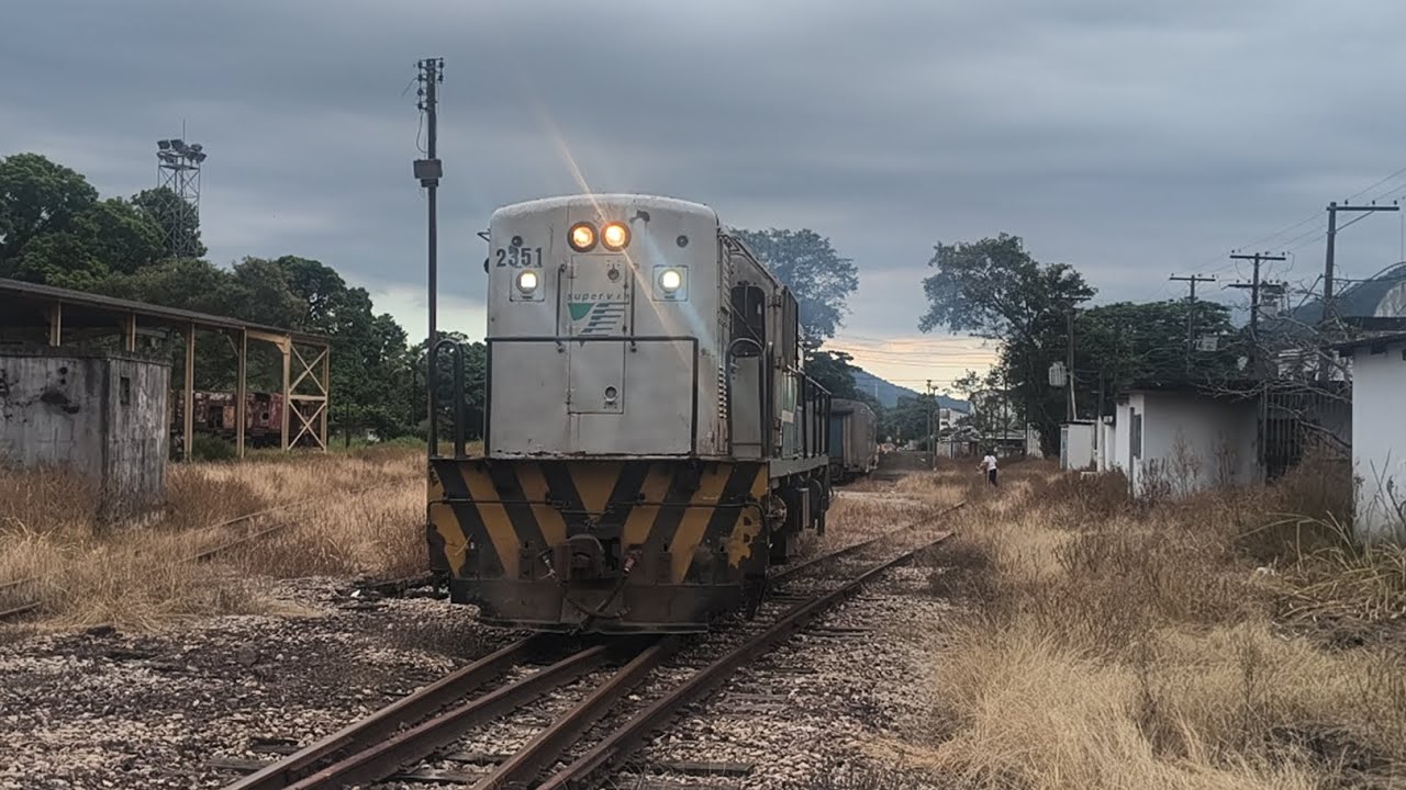 MK 2351 fazendo a manobra no pátio de Guapimirim 