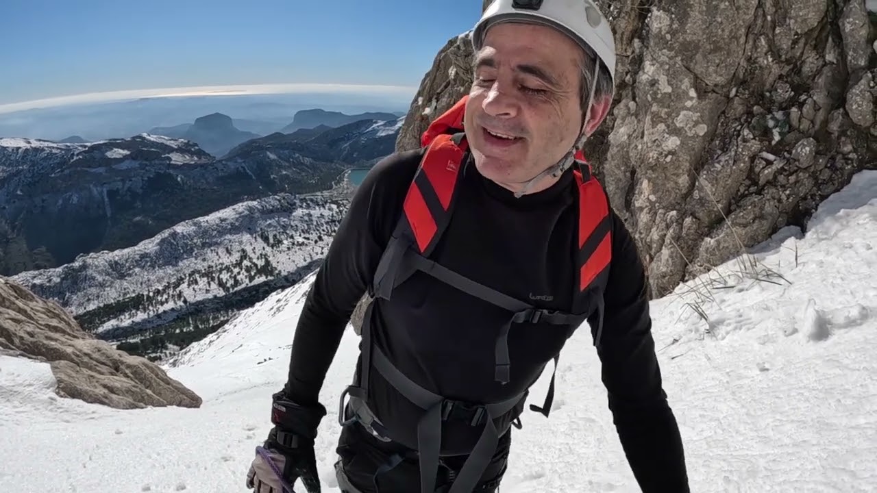 AL FILO DE LO POSIBLE ESCALANDO AL PUIG MAJOR CON NIEVE