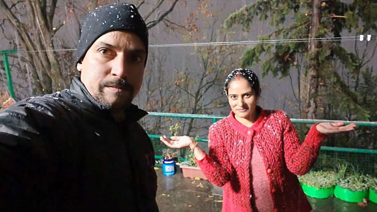 हमारा पहला snow 🌨️❄️ fall Uttrakhand में। सोचा नहीं था हमें ये देखने को मिलेगा।
