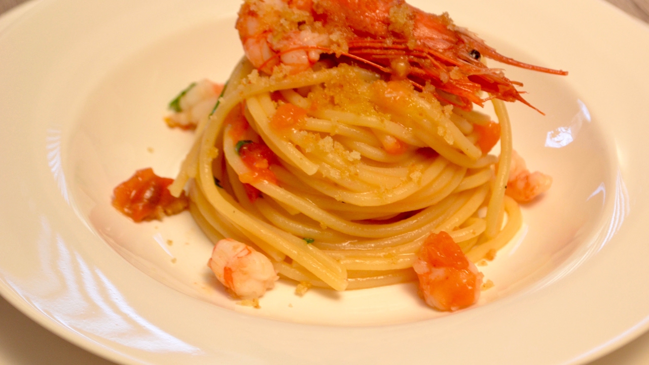 Spaghetti con gamberi e pistacchi